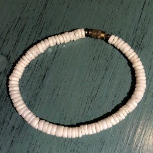 Shell Bracelet off-white rounded with twist clasp